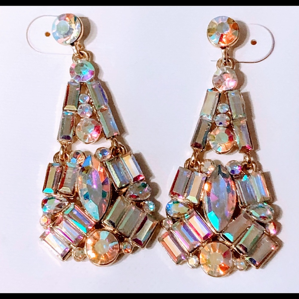 ISLAND VOGUE DANGLING EARRINGS